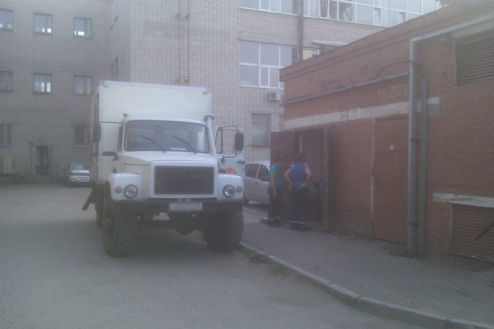 Ремонтная бригада устраняет неисправность