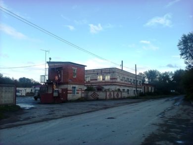 Сад расположен неподалеку