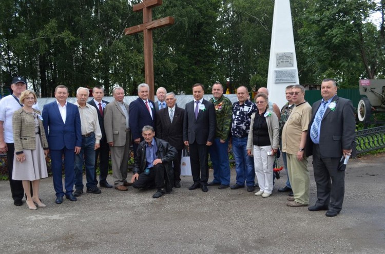 Погода в ачите свердловской. Глава поселка Ачит. День поселка Ачит. Ачит памятник. Ачит парк.