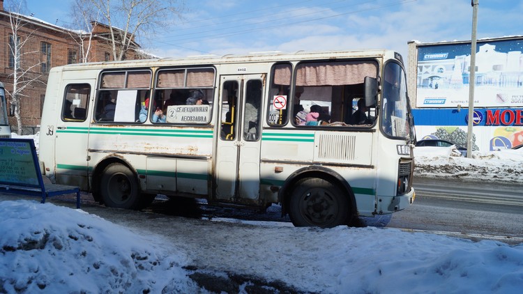 Девушка пожаловалась на домогательства парней в автобусе Алматы: видео