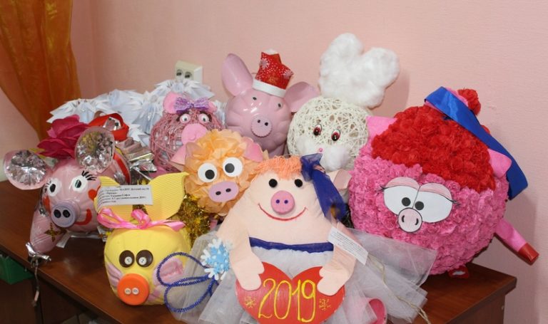 Новогодние игрушки на елки в микрорайонах Красноуфимска будут на тему театра и творчества Павла Бажова