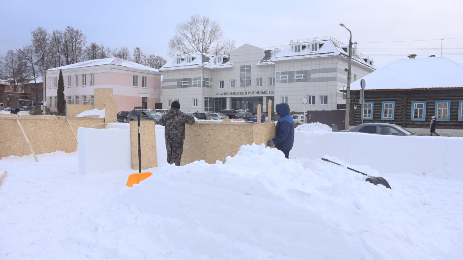 Создатель снежного городка Андрей Кузнецов о Русском Севере, 38 машинах  снега и вандалах Красноуфимск Онлайн