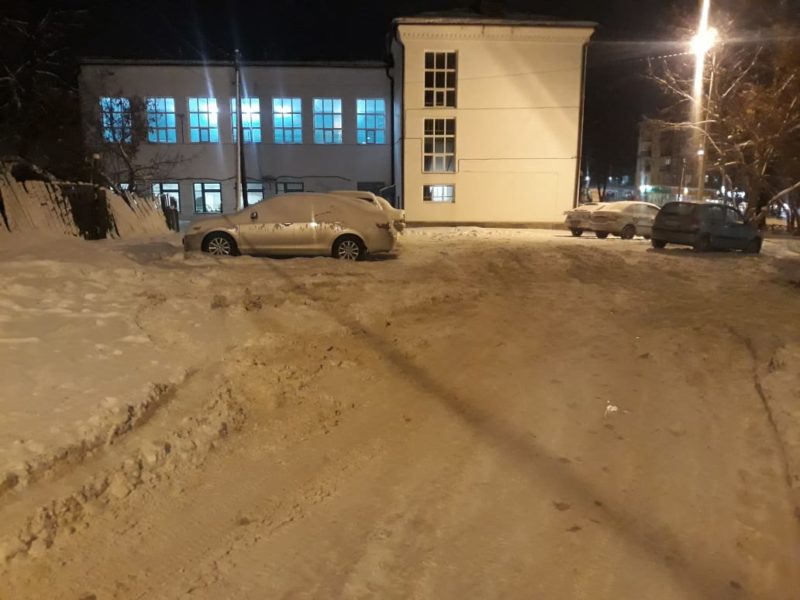 Расчистить многие дворы и подъезды к образовательным учреждениям от снега в Красноуфимске стало проблемой