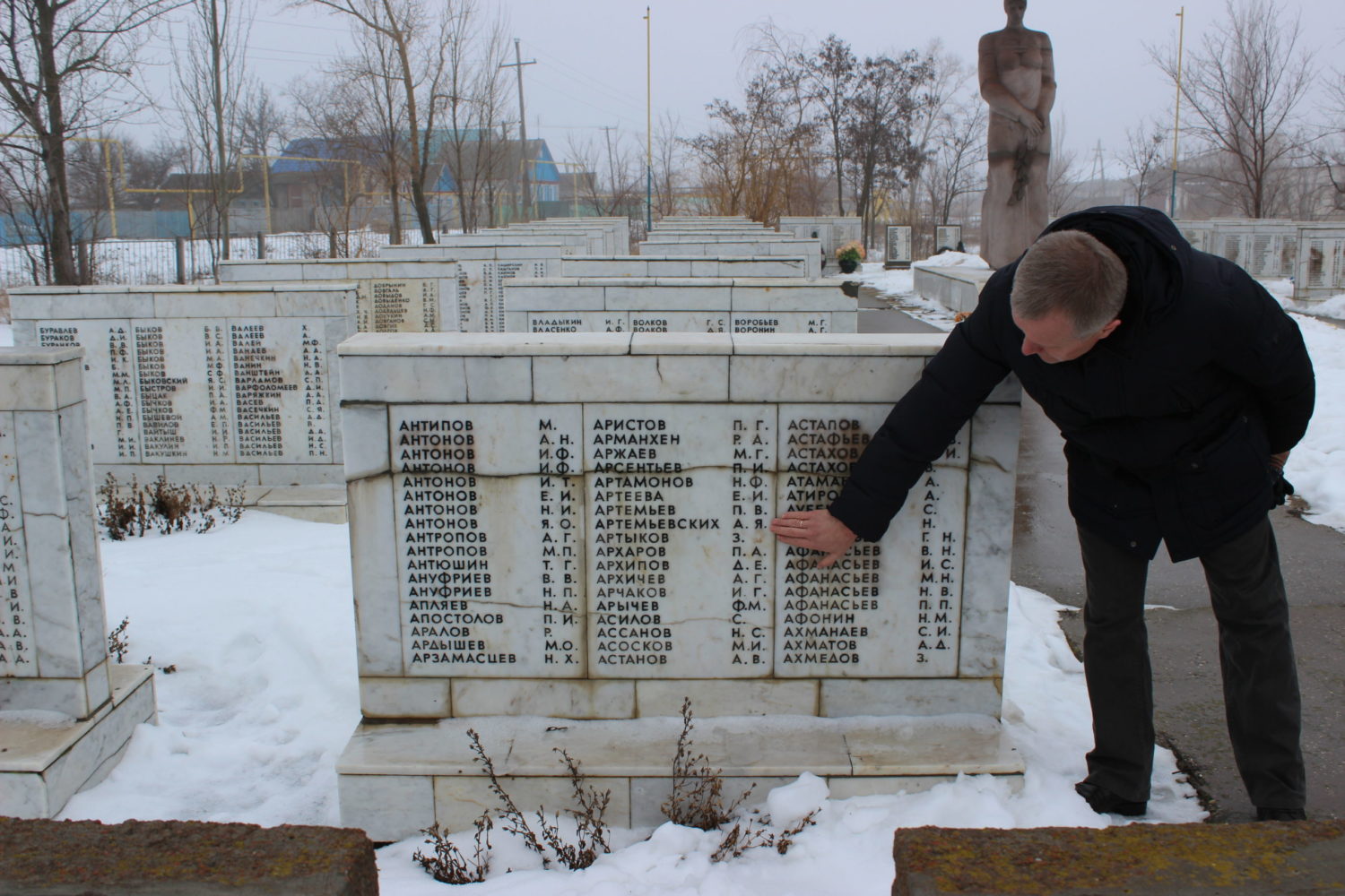 Захоронения в каменске уральском. ВАО памятник ВОВ. Плахино Рязанской области бюст Александрову. Захаровский район военкомат. Дмитров ВОВ.