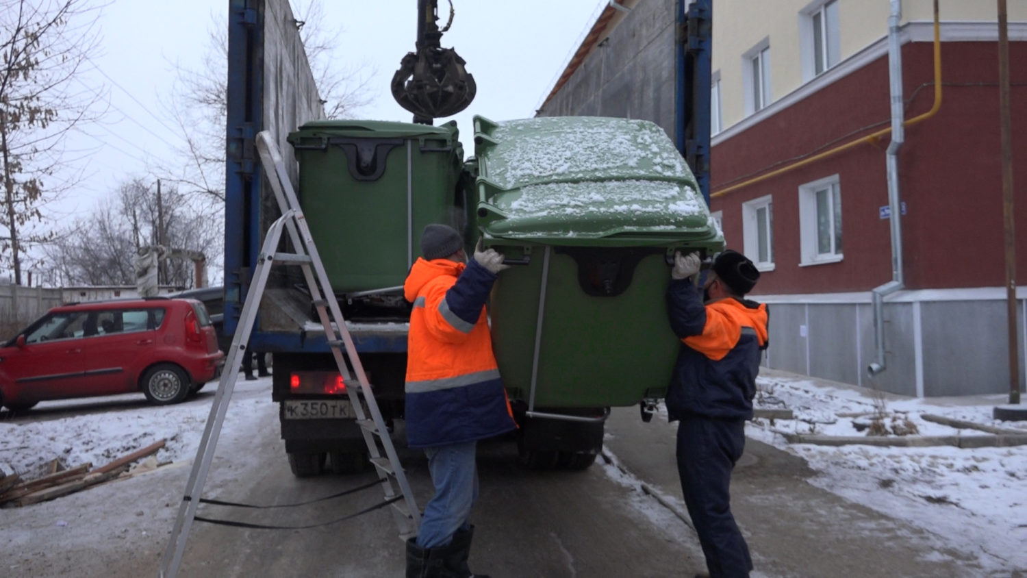 В Красноуфимске устанавливают немецкие мусорные контейнеры с педальным  приводом Красноуфимск Онлайн