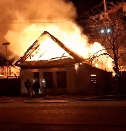Ночной пожар в частном доме отнял жизни двух человек