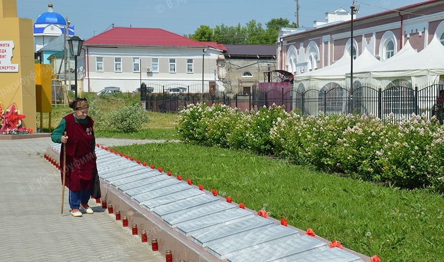 Погода в красноуфимске на сегодня. Аллея памяти Красноуфимск. Набережная Красноуфимск. Красноуфимск памятники. Ул. Советская Красноуфимск после благоустройства.