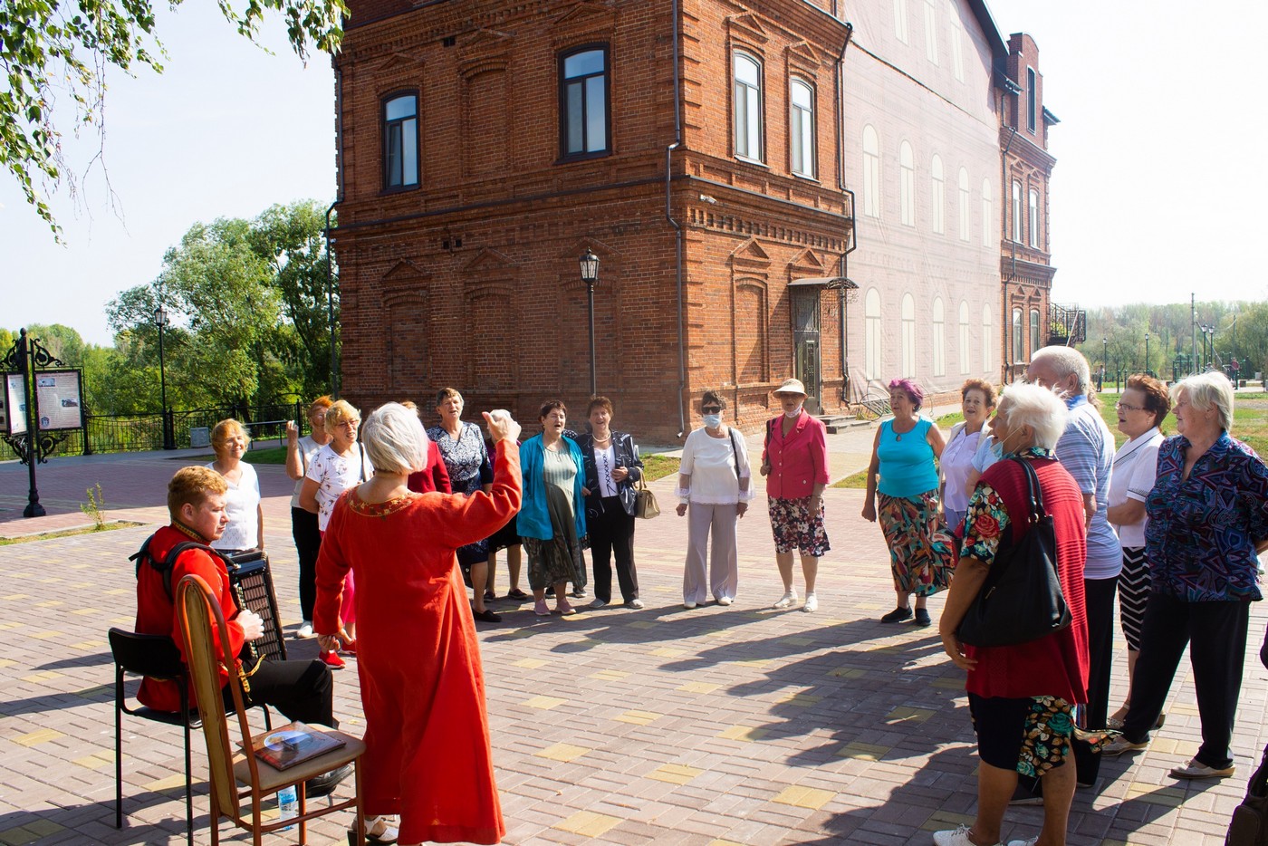 Пенсионеры свердловской обл. Картинки в месячнику пенсионера. День добрых дел для пенсионеров в парке чаепитие. Праздник пенсионеров.