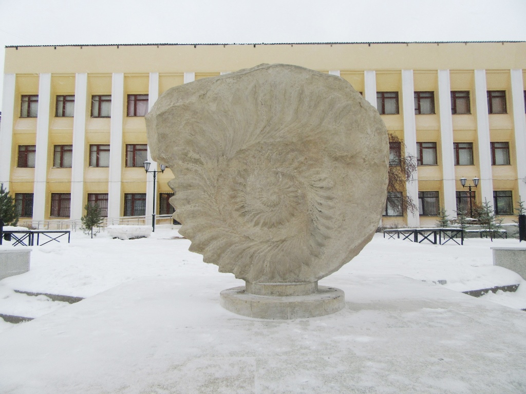 Красноуфимск 10 дней. Геликоприон памятник в Красноуфимске. Скульптура Геликоприона в Красноуфимске.