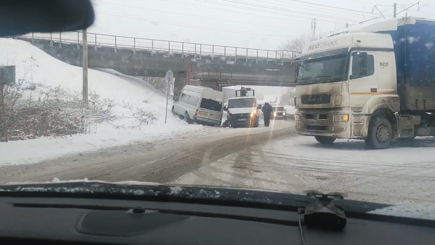 Грузовик врезался в автобус с пассажирами Красноуфимск Онлайн