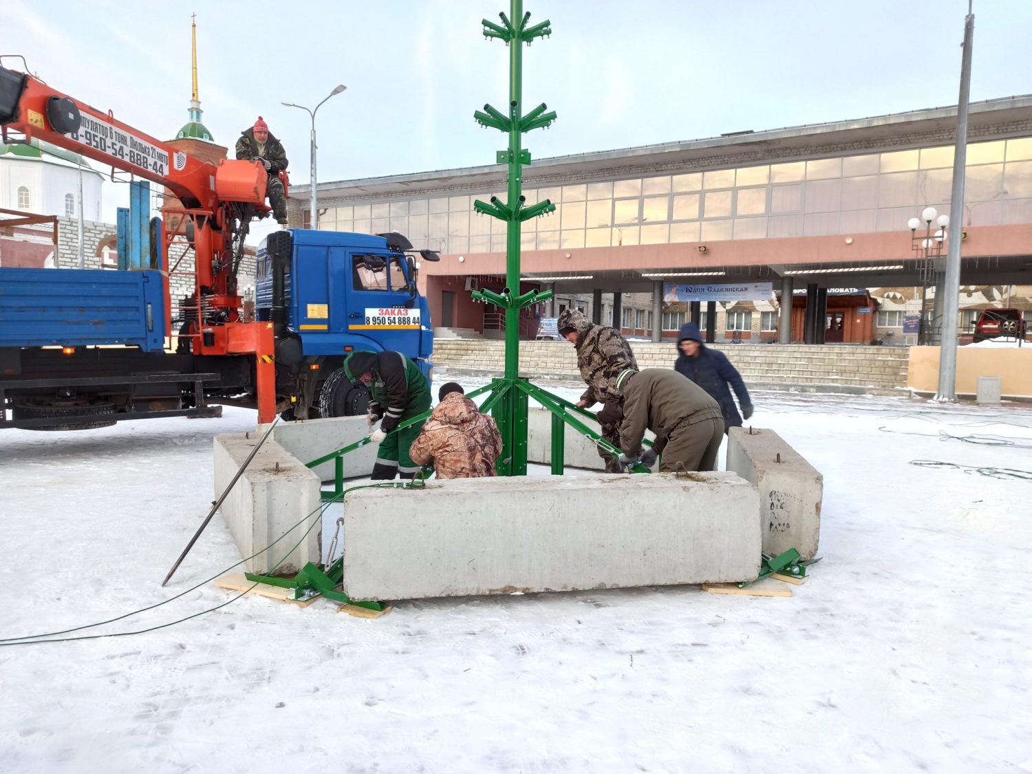 В городе началась подготовка к новогодним праздникам Красноуфимск Онлайн