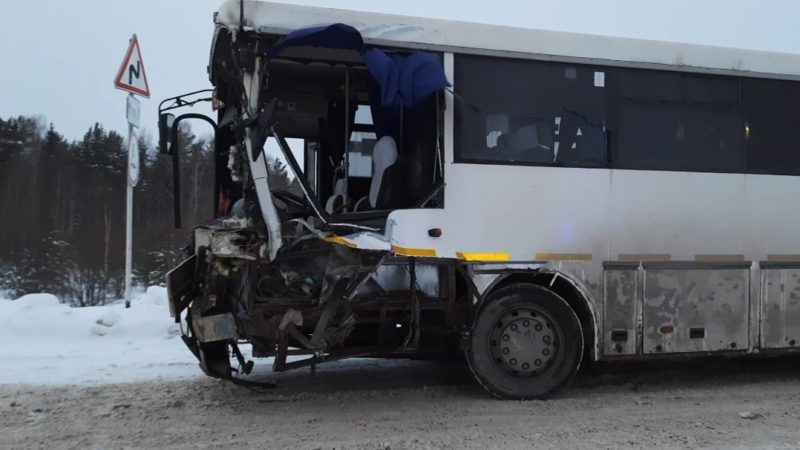 Сотрудники Госавтоинспекции устанавливают обстоятельства ДТП с пассажирским автобусом