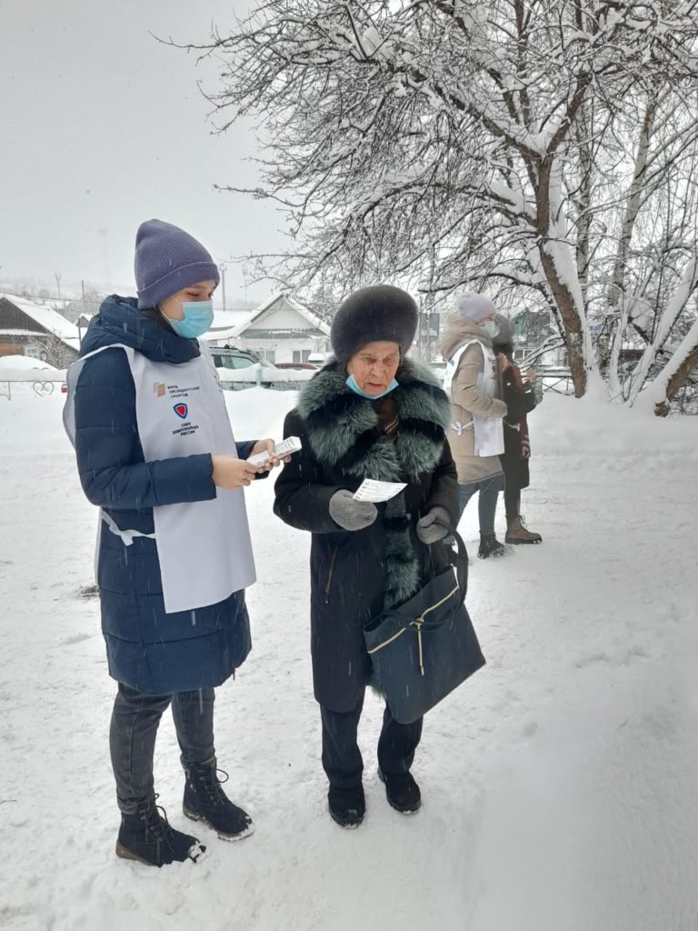 Раком на скамейке в парке