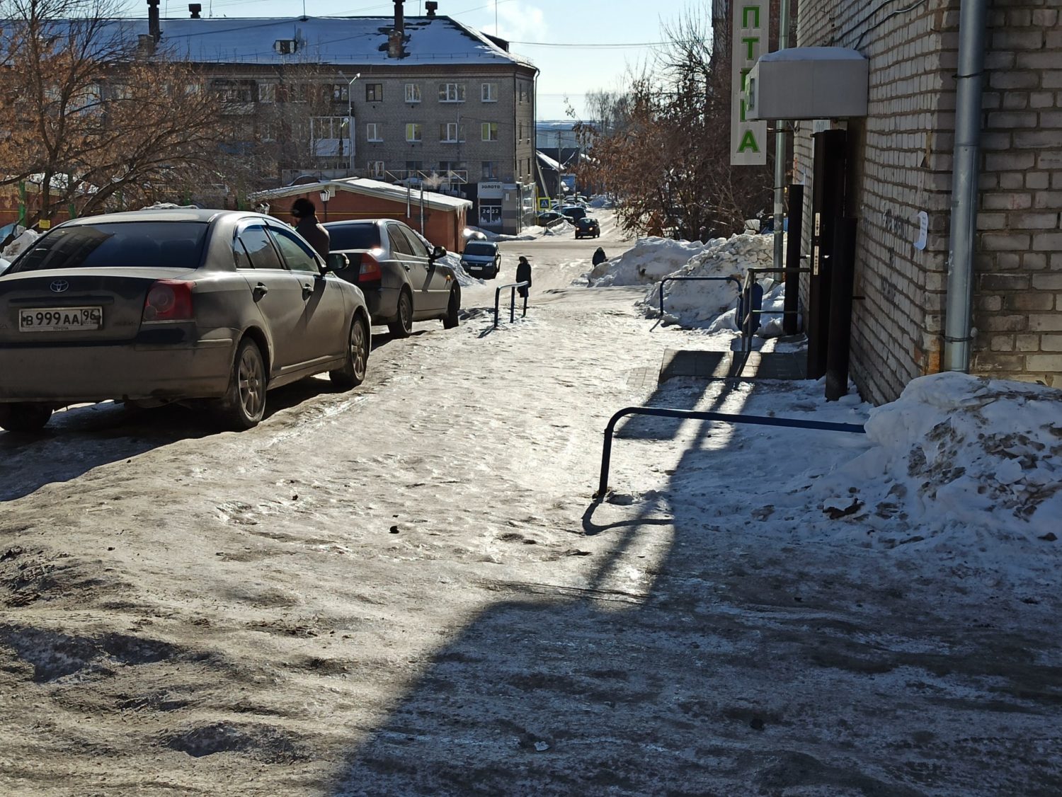 В городе продолжается подсыпка тротуаров Красноуфимск Онлайн