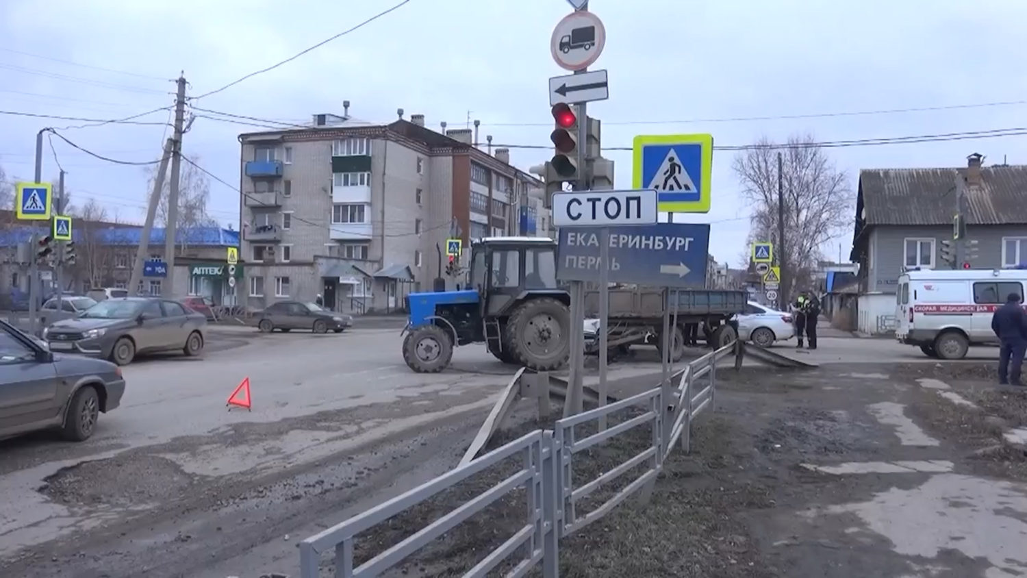 Подробности ДТП с легковым учебным автомобилем и трактором Красноуфимск  Онлайн