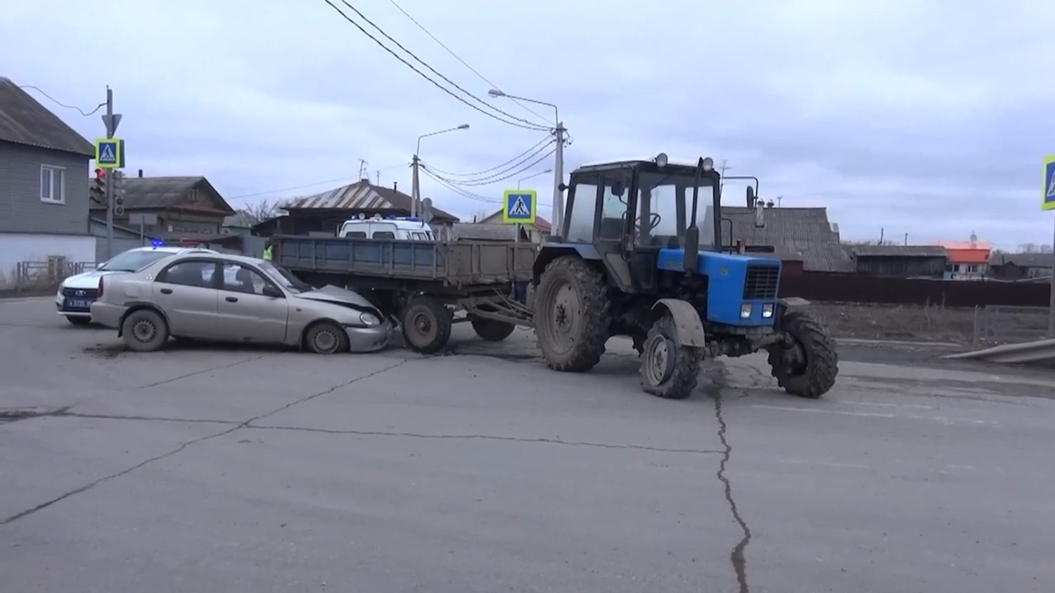 Подробности ДТП с легковым учебным автомобилем и трактором Красноуфимск  Онлайн