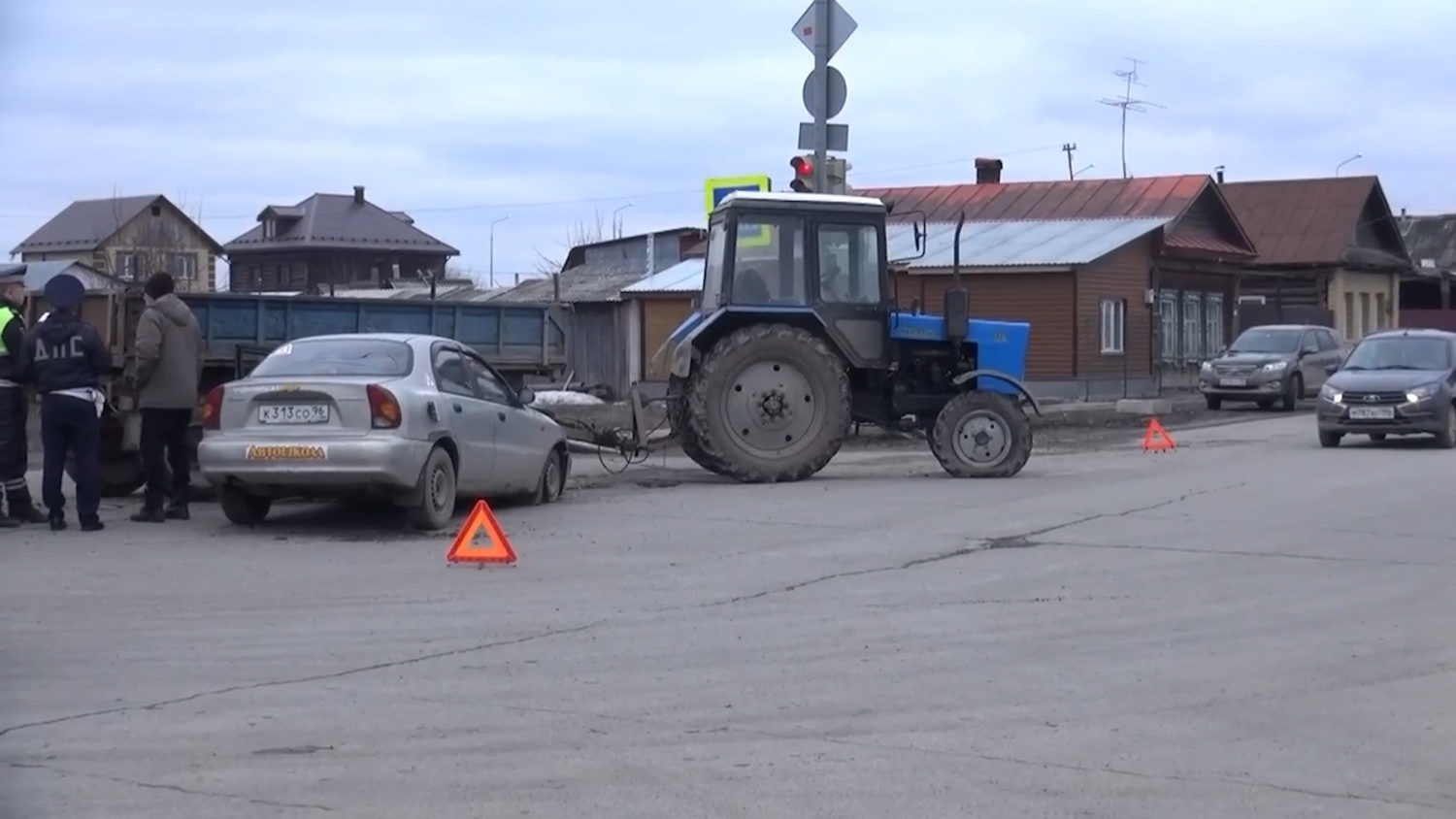 Подробности ДТП с легковым учебным автомобилем и трактором Красноуфимск  Онлайн