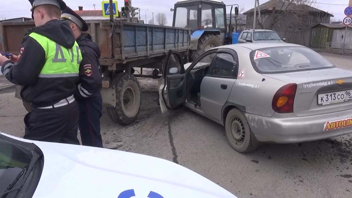 Подробности ДТП с легковым учебным автомобилем и трактором Красноуфимск  Онлайн