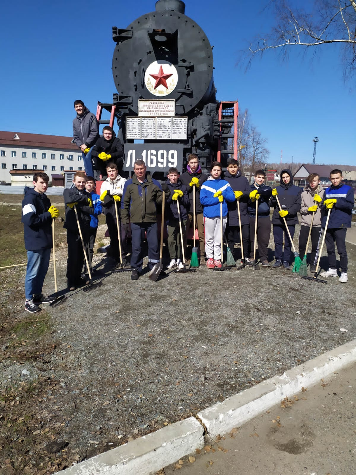 Уржт. Паровоз-памятник л-1699 Красноуфимск. Паровоз памятник Красноуфимск. Уборка памятников Прохоровка.