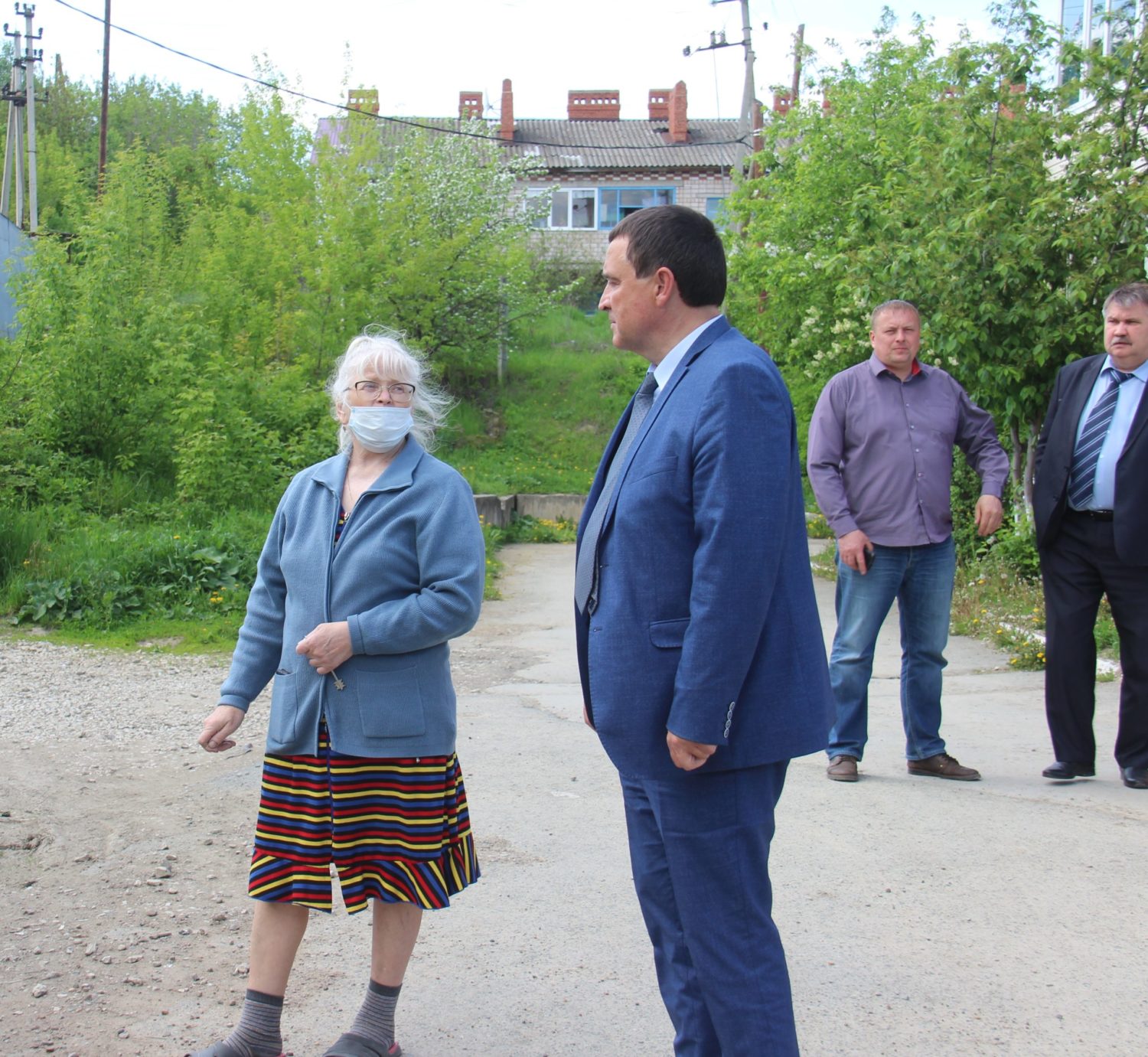 Глава города Михаил Конев встретился с жителями многоквартирных домов на  ул. Артинской Красноуфимск Онлайн