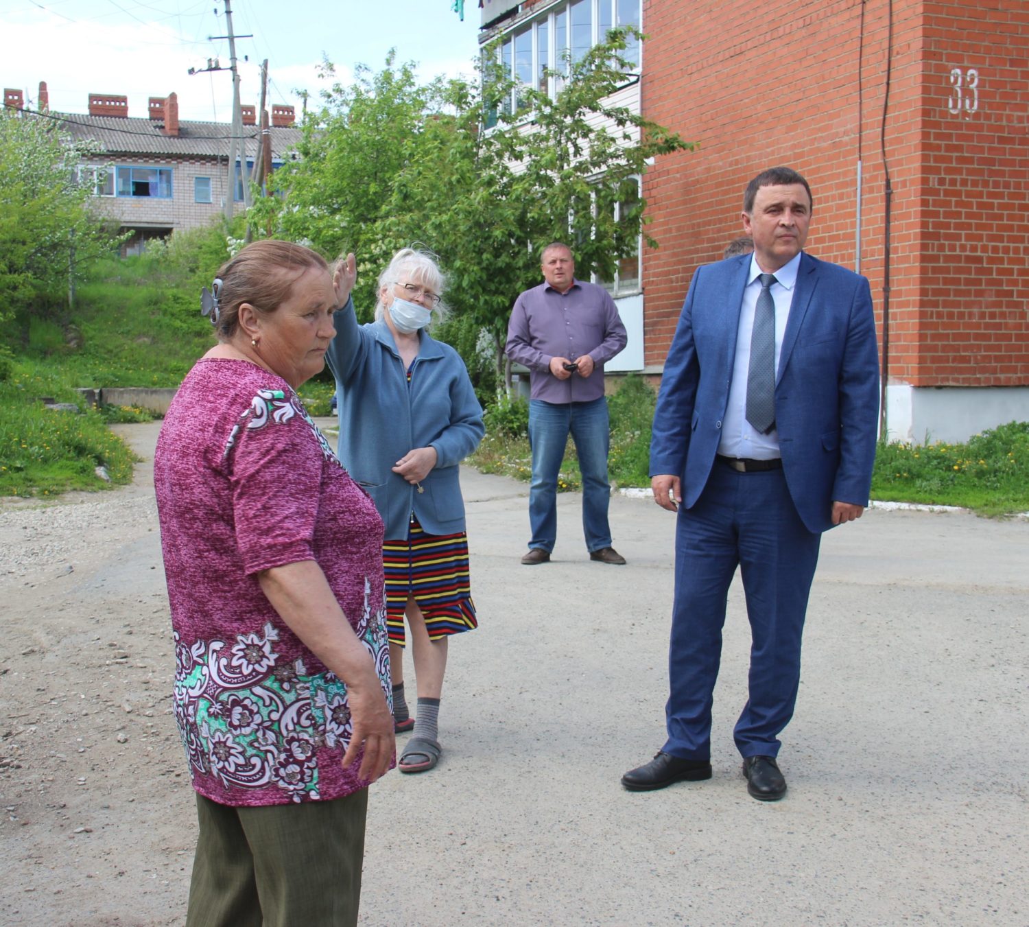 Глава города Михаил Конев встретился с жителями многоквартирных домов на  ул. Артинской Красноуфимск Онлайн