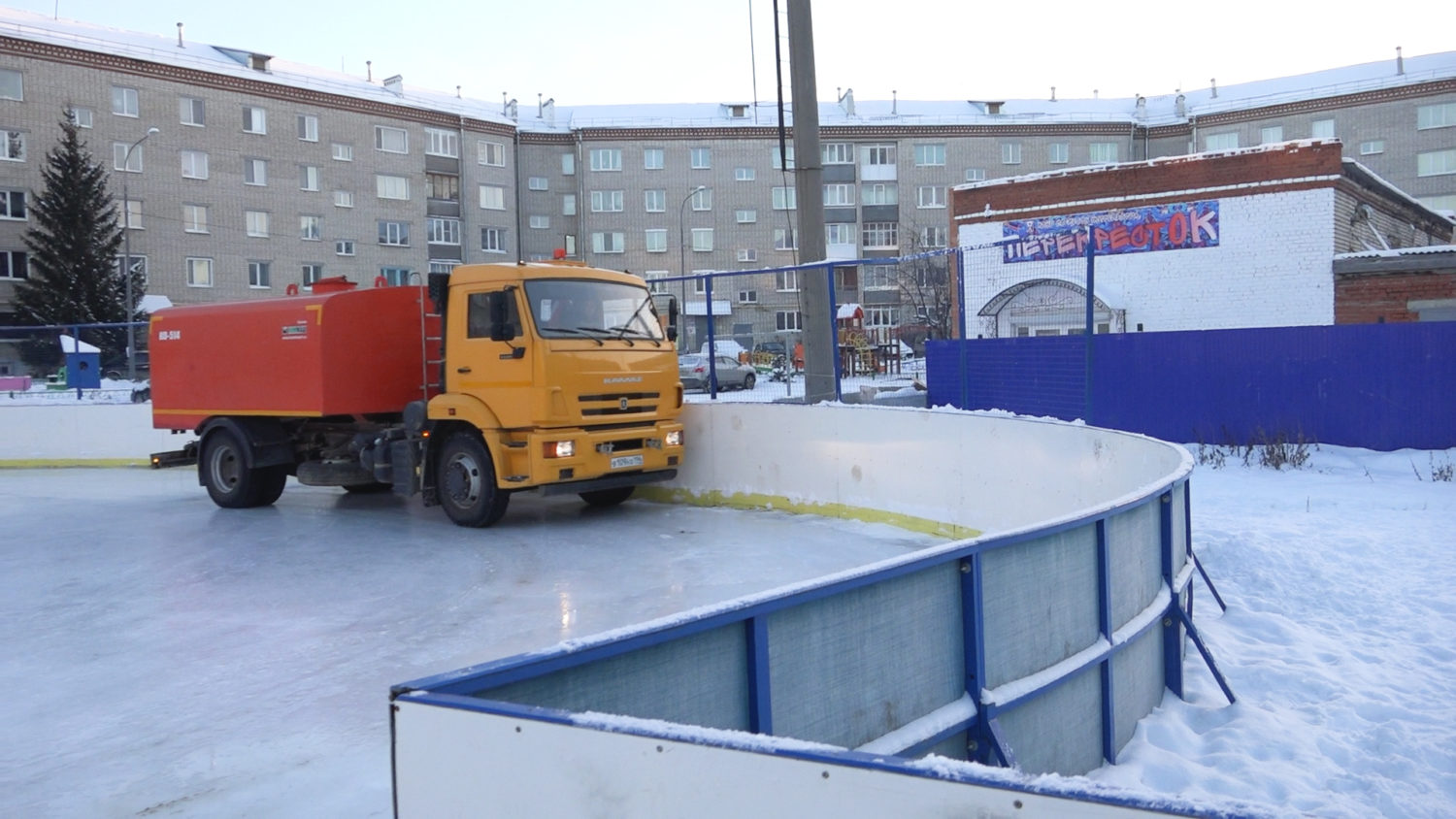 Катание на центральном катке станет дешевле: Глава города осмотрел ледовые  корты Красноуфимск Онлайн