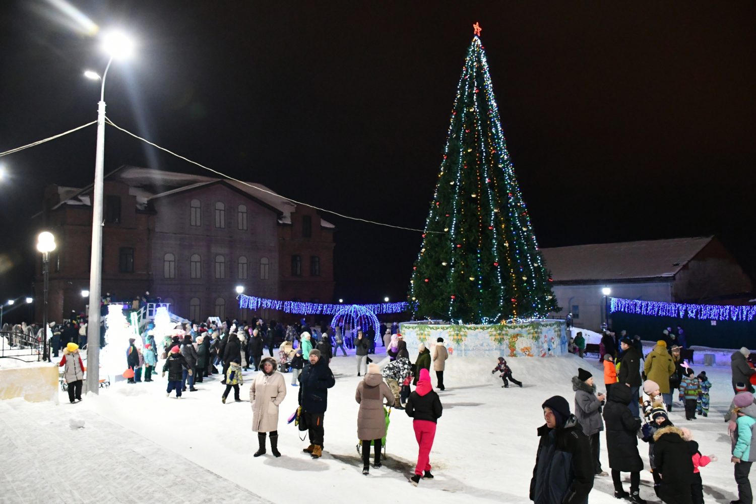 Новогодний городок на Площади искусств открыт Красноуфимск Онлайн