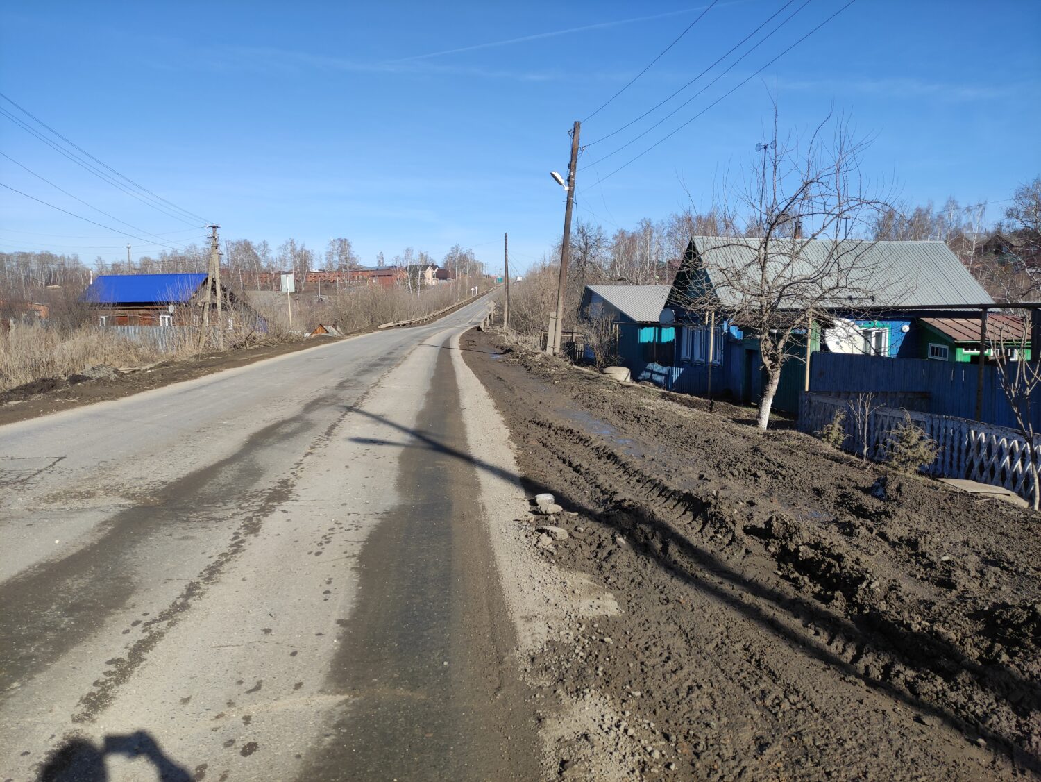 На ул. Чкалова из-за большегрузов дома и территория около них покрылись  грязью Красноуфимск Онлайн