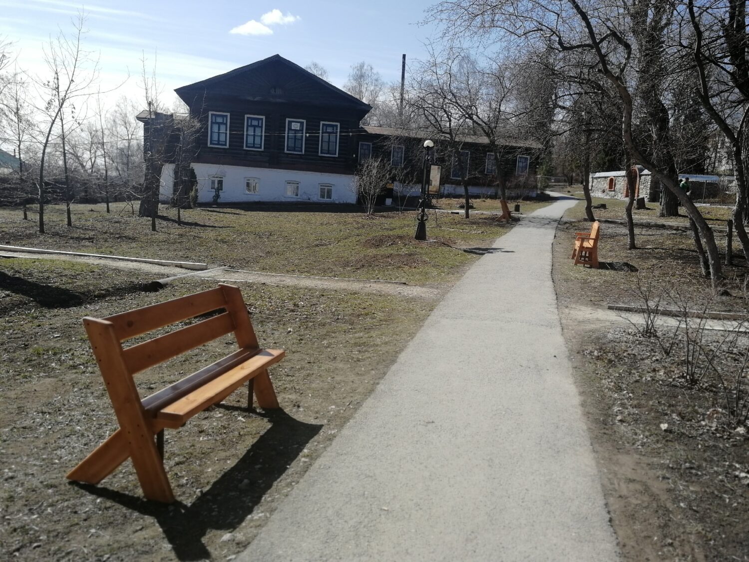 В парке «Целитель» установлены новые скамейки Красноуфимск Онлайн