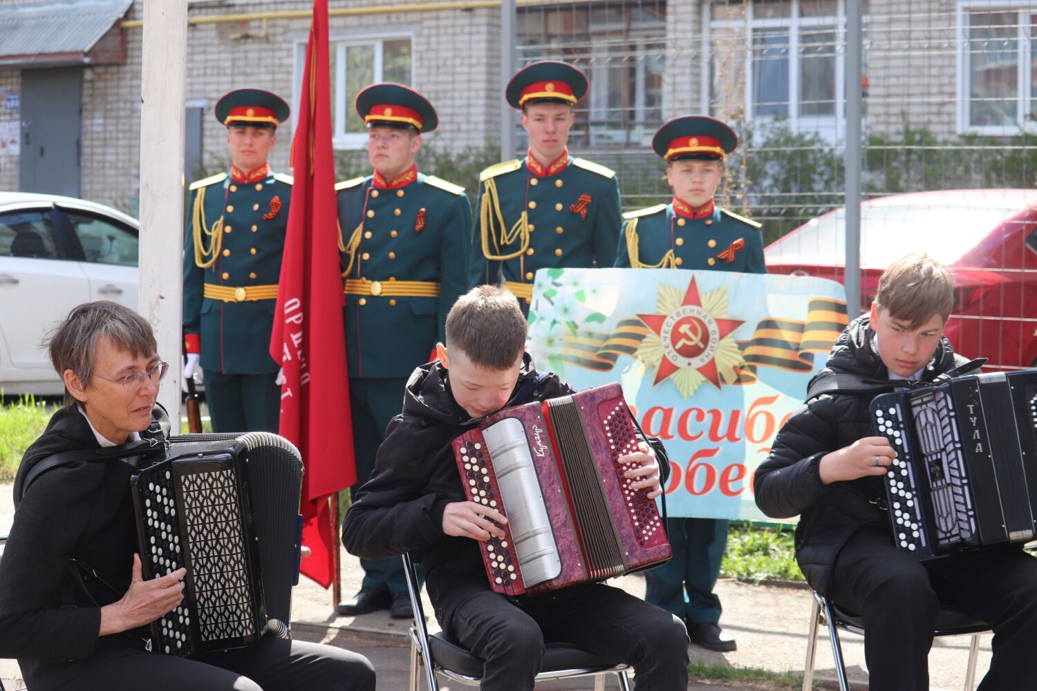 Школа номер 3 Красноуфимск день Победы 2009 год.