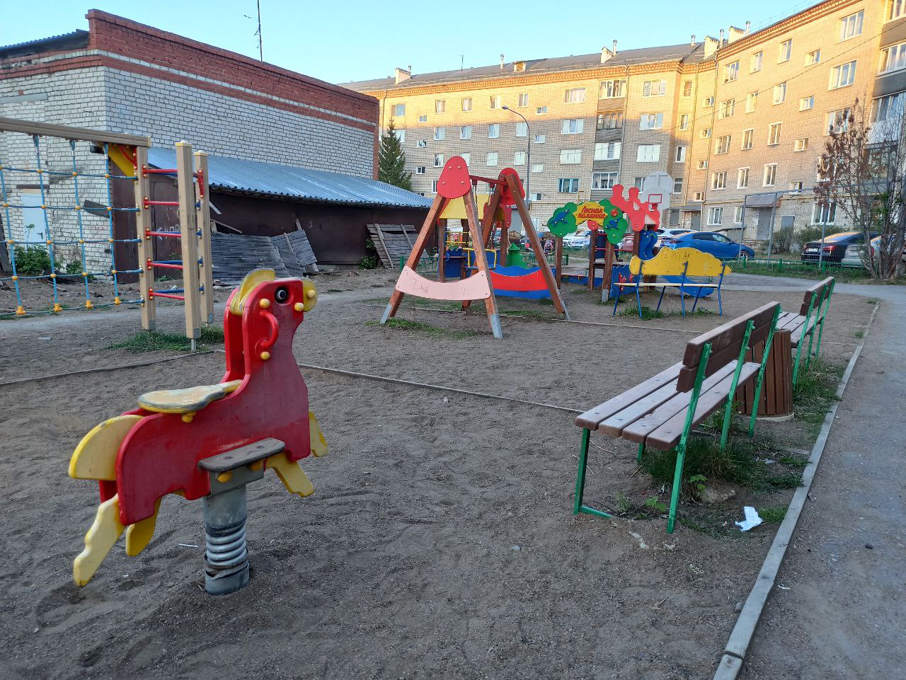 Детская площадка в городе. Ремонт детской площадки. Покраска детской площадки во дворе. Название дворовой площадки.