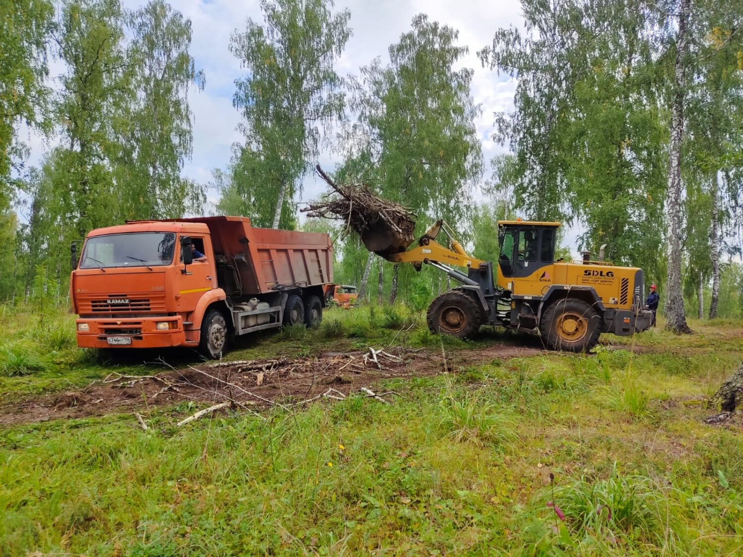 В выходные сотрудники центрального стадиона и спортсмены города провели  уборку территории лыжероллерной трассы Красноуфимск Онлайн