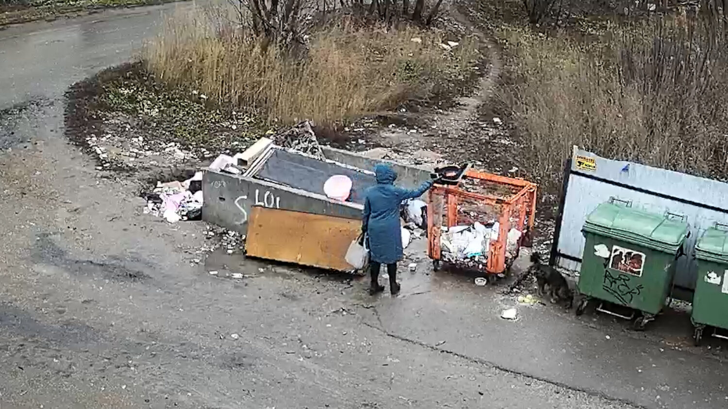 Положите мусор в контейнер — вас снимает камера Красноуфимск Онлайн