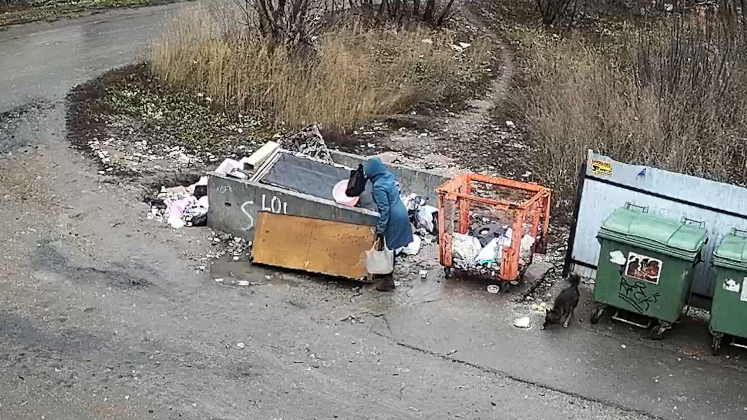 Положите мусор в контейнер — вас снимает камера Красноуфимск Онлайн