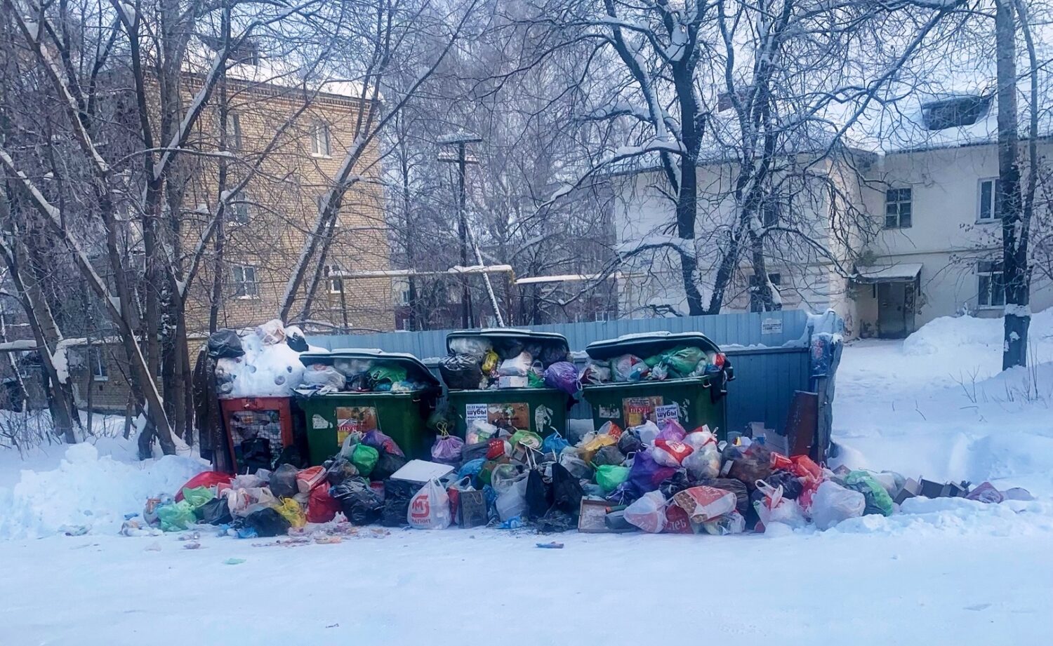 Почему во время морозов с контейнерных площадок не вывозят мусор  Красноуфимск Онлайн