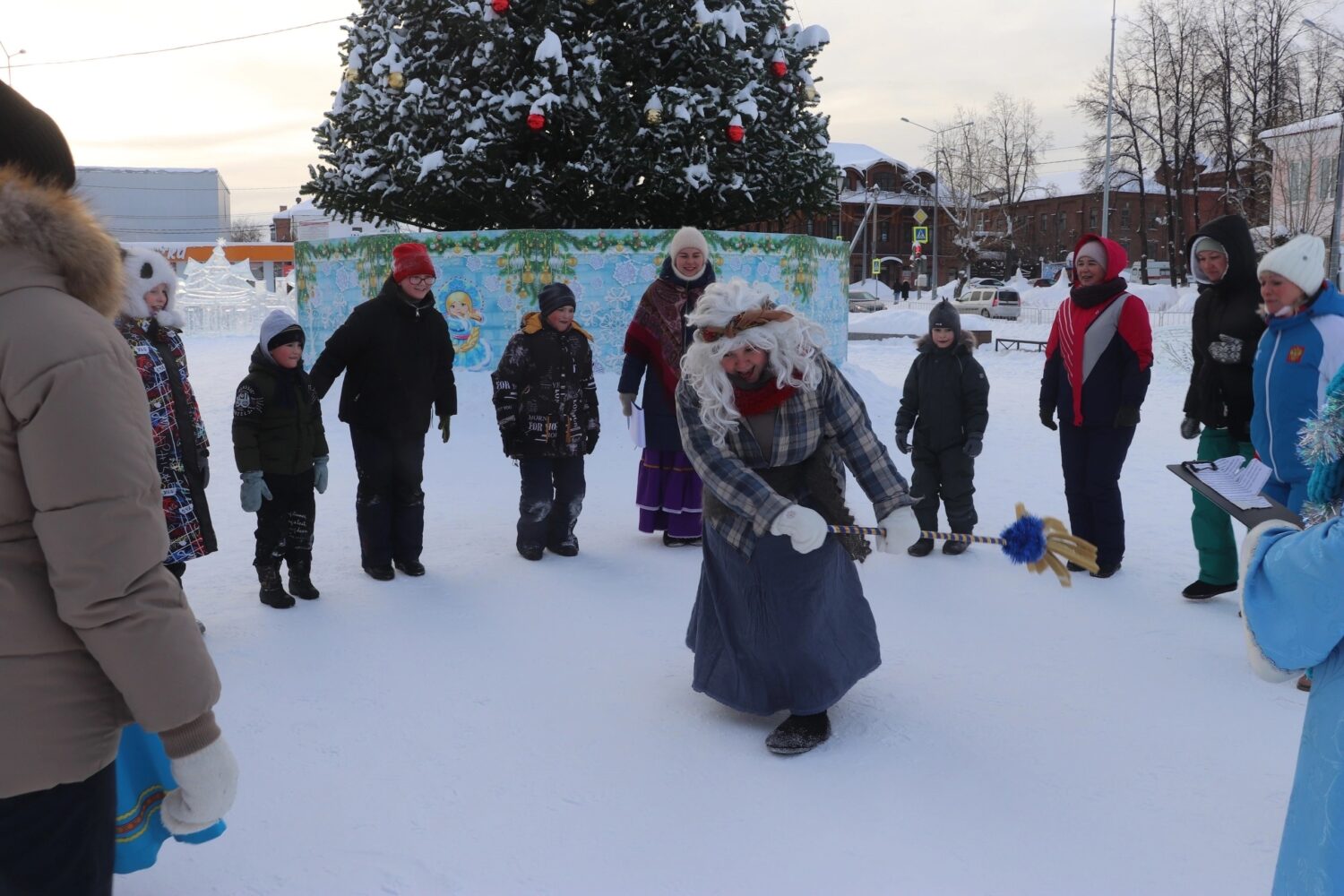 В завершающий день новогодних каникул в ледовом городке на площади было  волшебно и весело Красноуфимск Онлайн