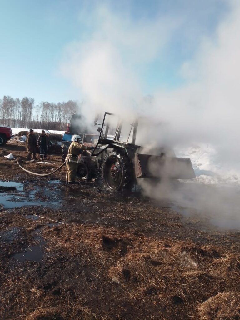 В с. Малая Тавра сгорел трактор Красноуфимск Онлайн