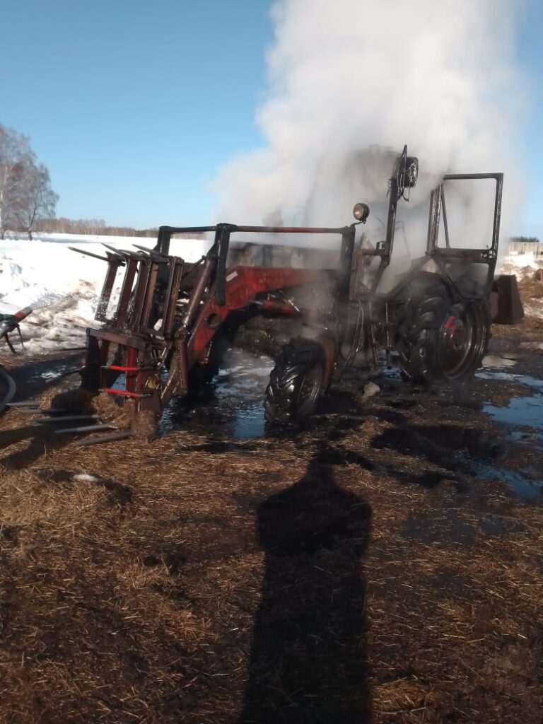 В с. Малая Тавра сгорел трактор Красноуфимск Онлайн