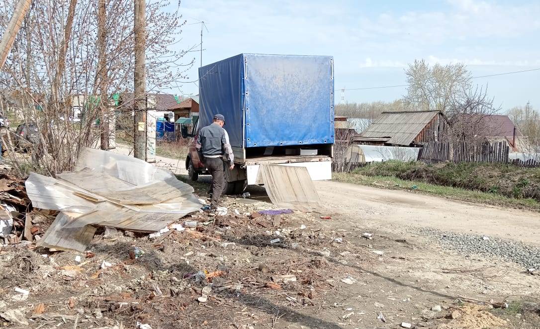 Красноуфимец, выбрасывающий мусор в неположенном месте, попал в объектив бдительного горожанина