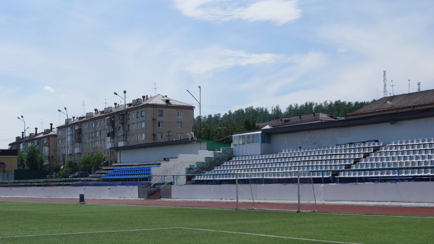 Открыто ли футбольное поле центрального стадиона для свободного посещения