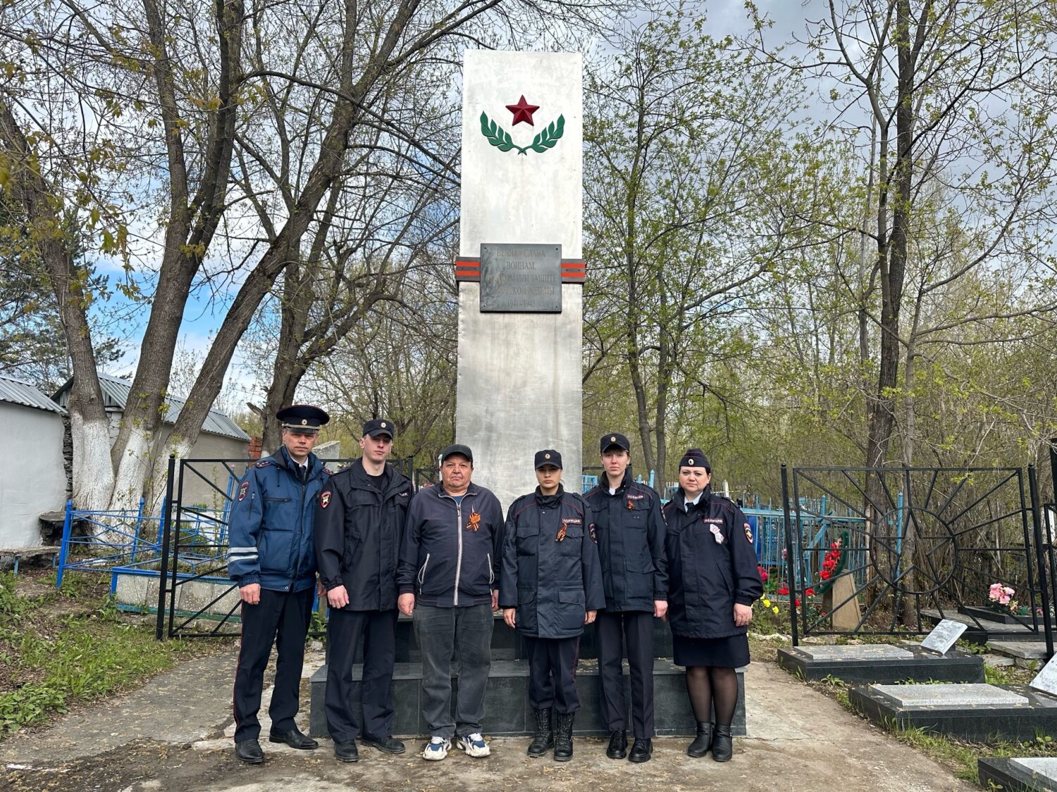 Возложение цветов к местам захоронения сотрудников правоохранительных органов, участников Великой Отечественной войны