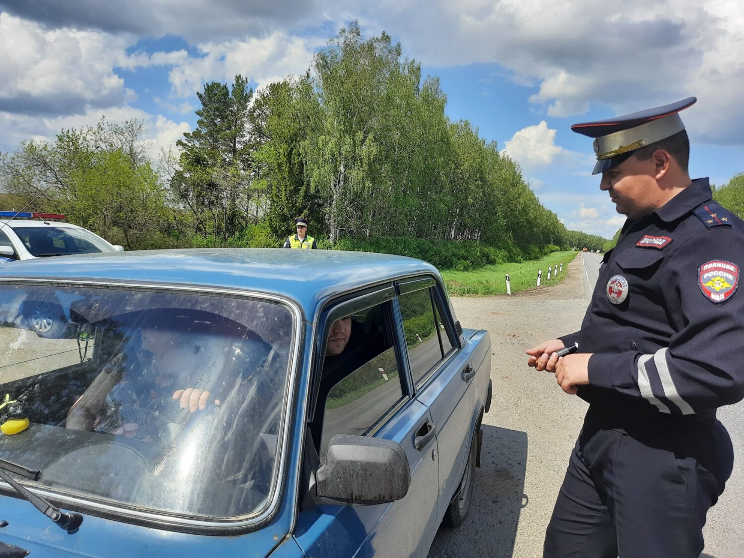 На автодороге «Ачит — Месягутово»​ сотрудники ГИБДД проводят  профилактическую работу с водителями транспортных средств Красноуфимск  Онлайн