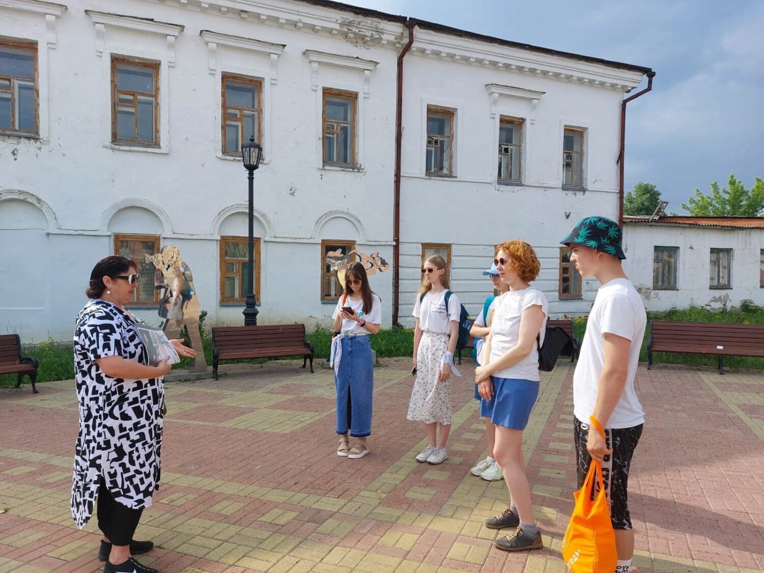 На «Трогательную прогулку» с Натальей Полетаевой отправились школьники из Екатеринбурга
